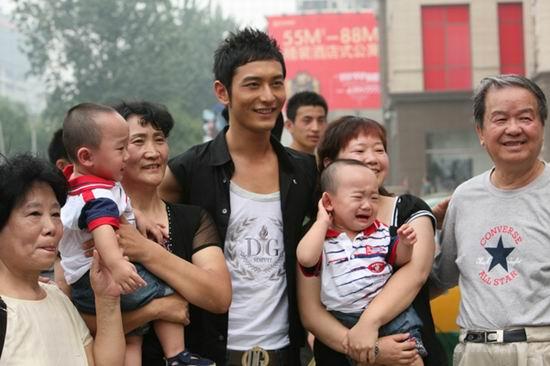 黄晓明助阵冯小刚公益宣传片帮助陌生人(组图)