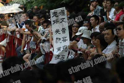万人自发守候痛别侯耀文 祝愿好人一路平安【图】