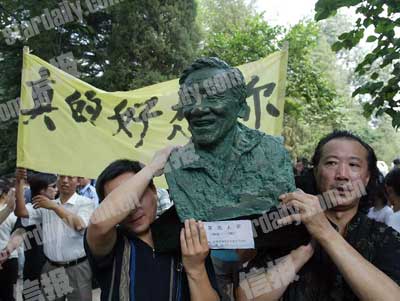 万人自发守候痛别侯耀文 祝愿好人一路平安【图】