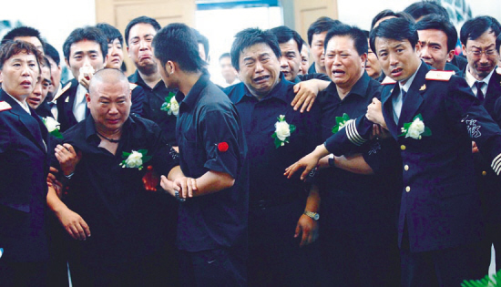 组图:万人送侯耀文最后一程 纪念活动相继展开