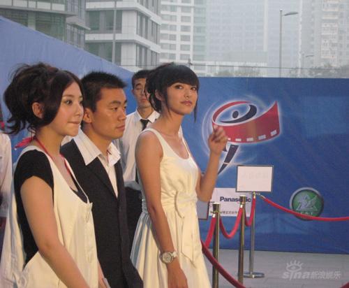 组图:姚晨体育电影周亮相 娇俏新娘装可爱动人