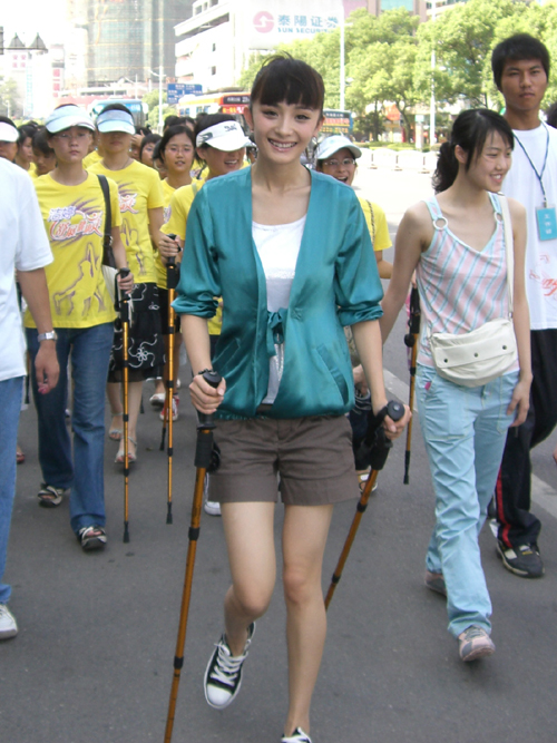 杨幂引领健身新时尚+带领众人健康走(组图)