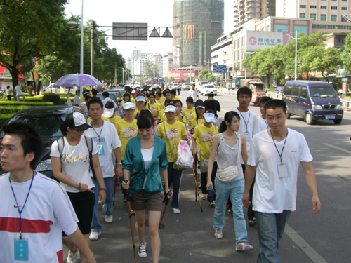 杨幂引领健身新时尚 带领众人健康走(组图)