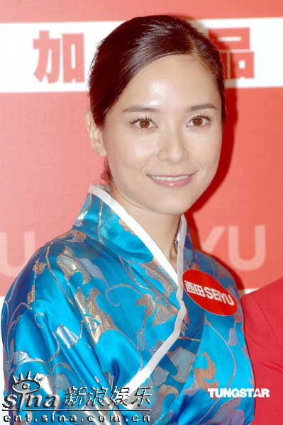 组图：郭羡妮为专柜揭幕饱受第三者传闻苦恼