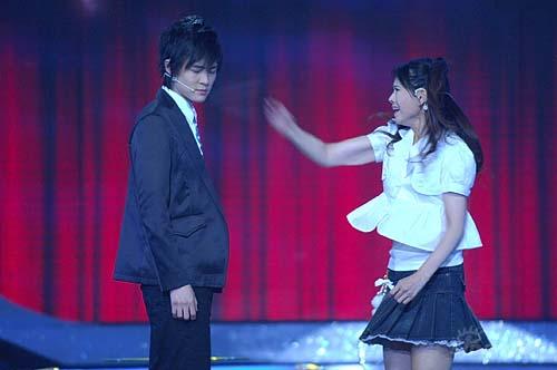 伊能静与好男儿上演亲密戏 演绎现代爱情(组图)