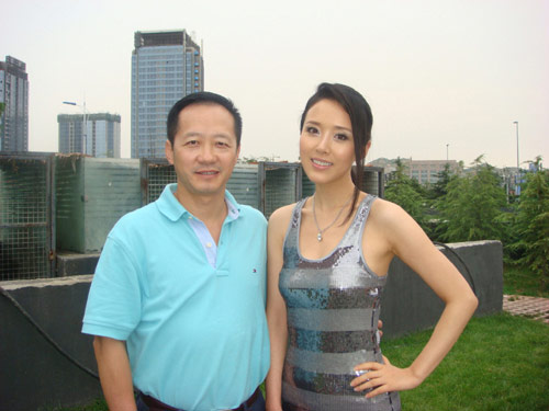 颜丹晨出席比基尼派对 贴身短裙热辣献歌(组图