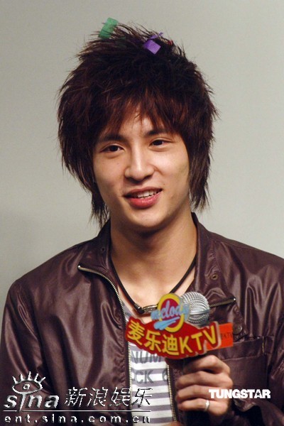 组图:薛之谦生日会拿玩偶秀表情 众多粉丝道贺