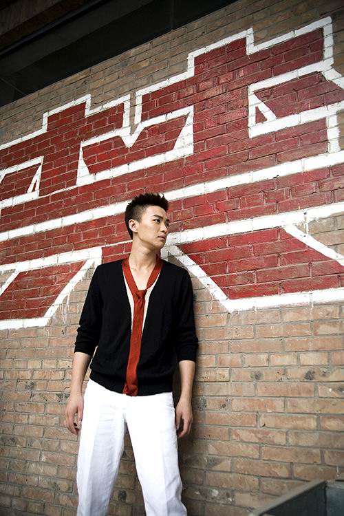 组图:周一围拍摄冷峻写真 越狱风格尽显性感