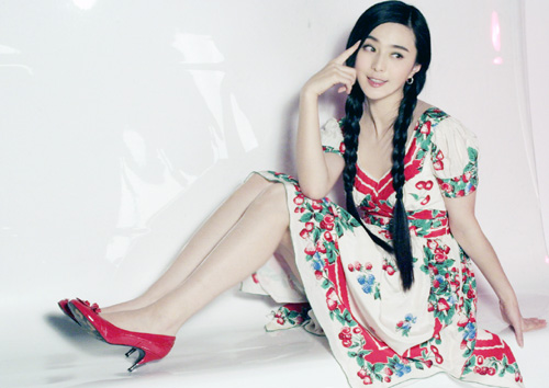 组图：范冰冰优雅复古写真花裙子搭配麻花辫