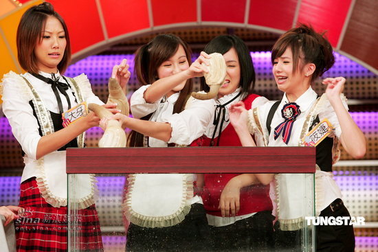 组图:黑涩会美眉和棒棒堂男孩参加节目录影