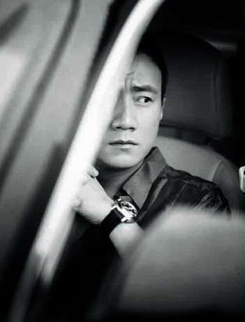 组图：胡军驾驭名车尽现成熟男人的大气与不羁