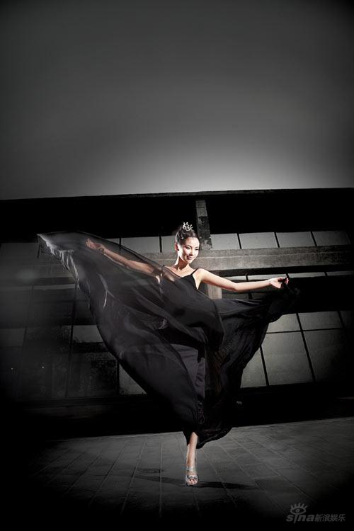 刘涛化身高尔夫女王激情演绎黑白仙子(组图)