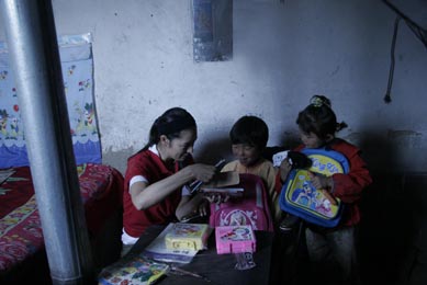 组图：马艳丽甘肃扶贫献爱心身体力行出力出钱