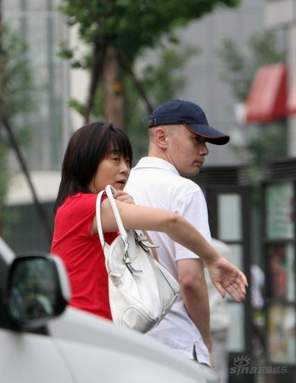 葛优陪妻子逛街秀恩爱 二千万别墅曝光【图】