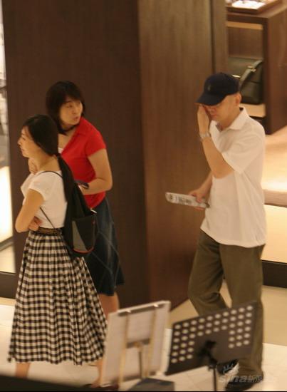 葛优陪妻子逛街秀恩爱 二千万别墅曝光【图】