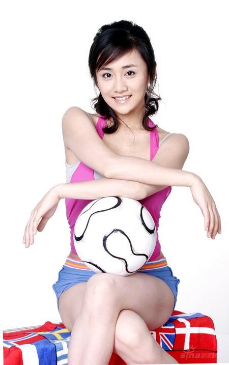 组图：甜美刘芸展露动感一面青春洋溢魅力十足