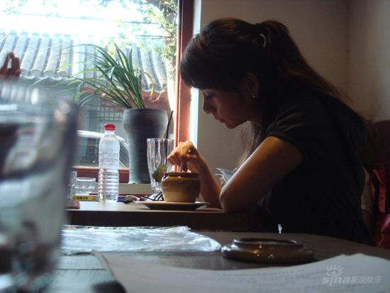 何琳：做个“拈花惹草”的美丽女人(组图)
