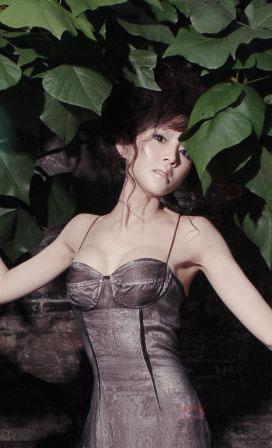 组图:尚华展现曲线诱惑 低胸性感写真抢先看_娱乐频道_中国江苏网