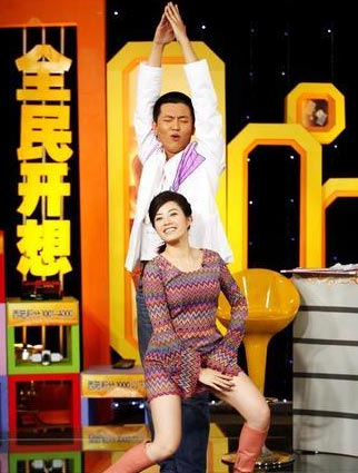 杨小乐徐怀钰在节目录制现场大跳艳舞(组图)