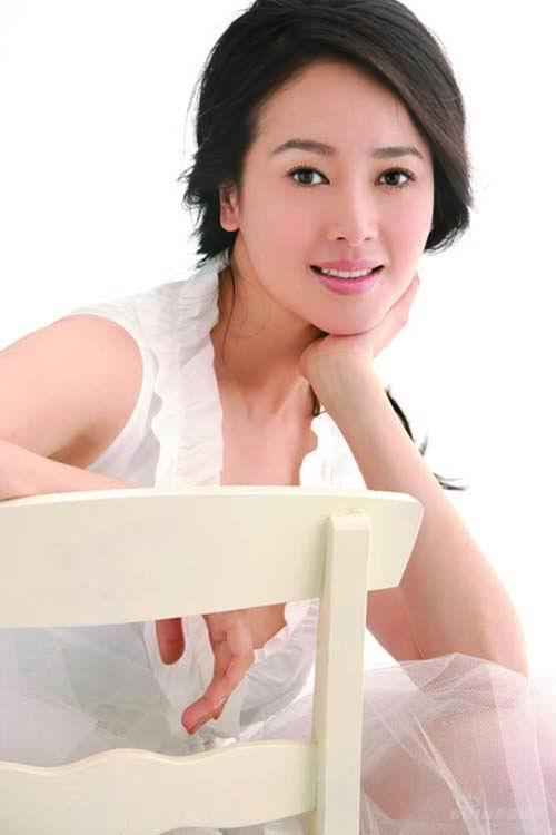 组图:左小青清新婉约形象动人 荣升广告宠儿