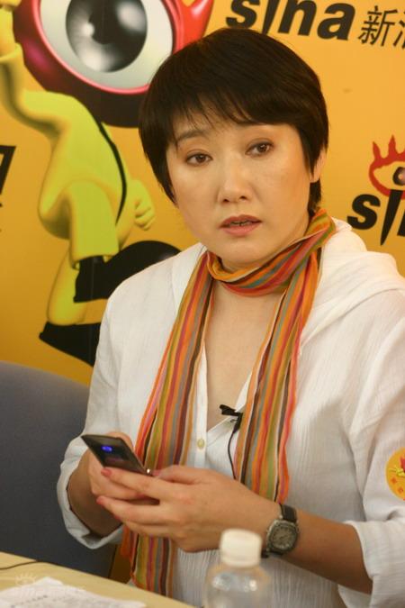 图文：郭峰等人回国做客新浪--成方圆拿出手机