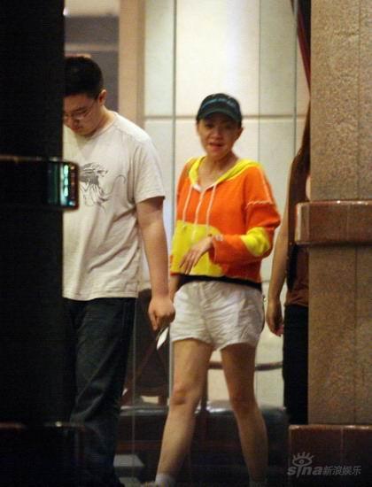 宋丹丹变身“K歌皇后”携猛男K歌四小时(组图)