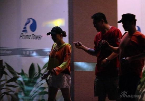 宋丹丹变身“K歌皇后”携猛男K歌四小时(组图)