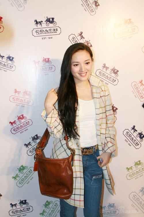 古典美人张澜澜俏丽时尚造型出席时装秀(组图)