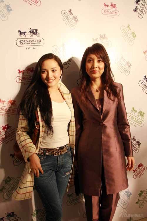 古典美人张澜澜俏丽时尚造型出席时装秀(组图)