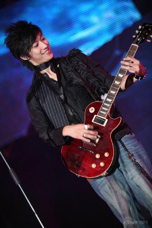 好男家族无锡火爆开唱 四大组合齐集亮相(组图