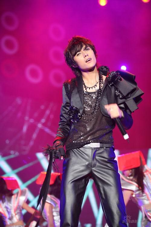 好男家族无锡火爆开唱 四大组合齐集亮相(组图