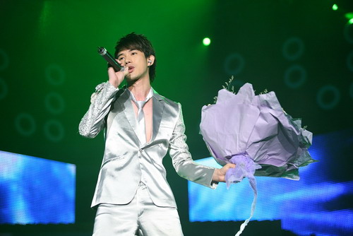 吴建飞好男演唱会亮丽出场散发型男风范(组图)