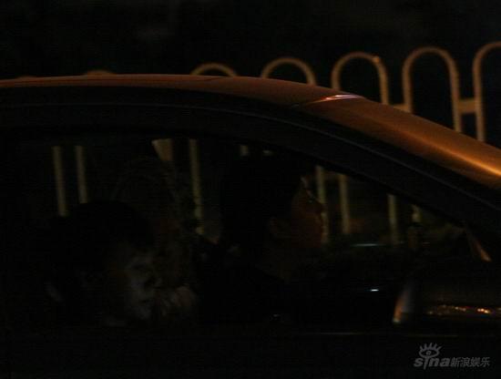 组图：袁泉见夏雨视同路人剧场门前擦肩而过