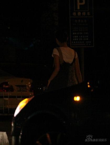 组图：袁泉见夏雨视同路人剧场门前擦肩而过