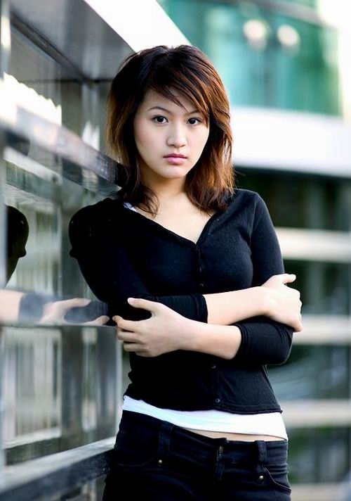 组图:都市女孩杨渝渝别样写真 造型百变露性感