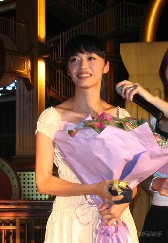 姚晨游乐园庆功 心情激动不忘旋转木马【图】