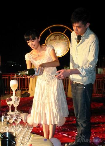 姚晨游乐园庆功 心情激动不忘旋转木马【图】