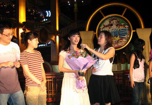 姚晨游乐园庆功 心情激动不忘旋转木马【图】