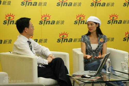 图文：马艳丽罗燕做客新浪聊特奥-关于捐赠礼服