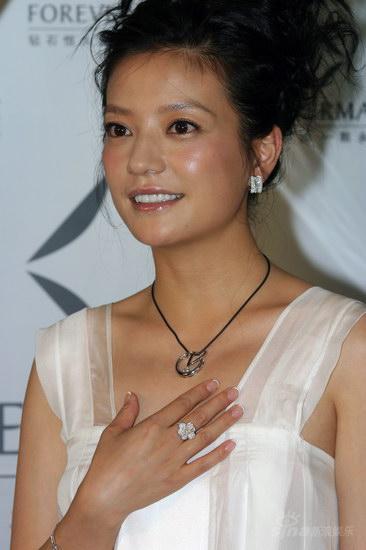 赵薇开心获赠钻石项链透露明年想做导演(组图)