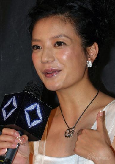 赵薇开心获赠钻石项链透露明年想做导演(组图)