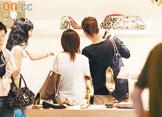 王菲阔太打扮逛名店 够性格无视旁人目光【图】