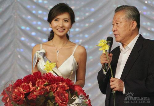陈好素雅装扮亮相任五个一工程开奖嘉宾(组图)