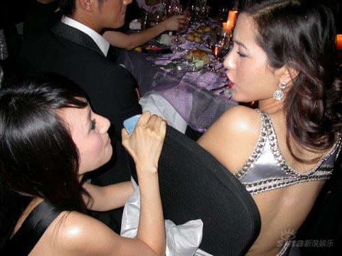明星慈善夜如同学会曾黎章子怡把手言欢(组图)