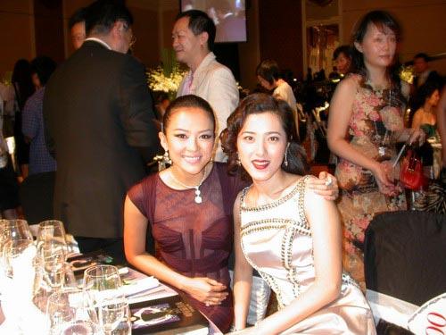 明星慈善夜如同学会曾黎章子怡把手言欢(组图)