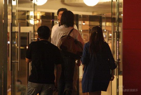 张靓颖夜半进餐胃口大 男友当保镖爱相随【图】