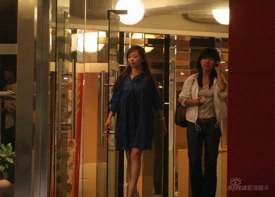 张靓颖夜半进餐胃口大 男友当保镖爱相随【图】