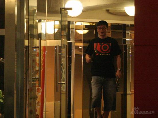 张靓颖夜半进餐胃口大 男友当保镖爱相随【图】