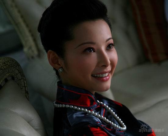 袁立最新造型亮相 演绎美艳黑帮女老大【图】