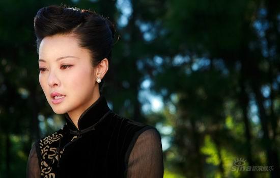 袁立最新造型亮相 演绎美艳黑帮女老大【图】